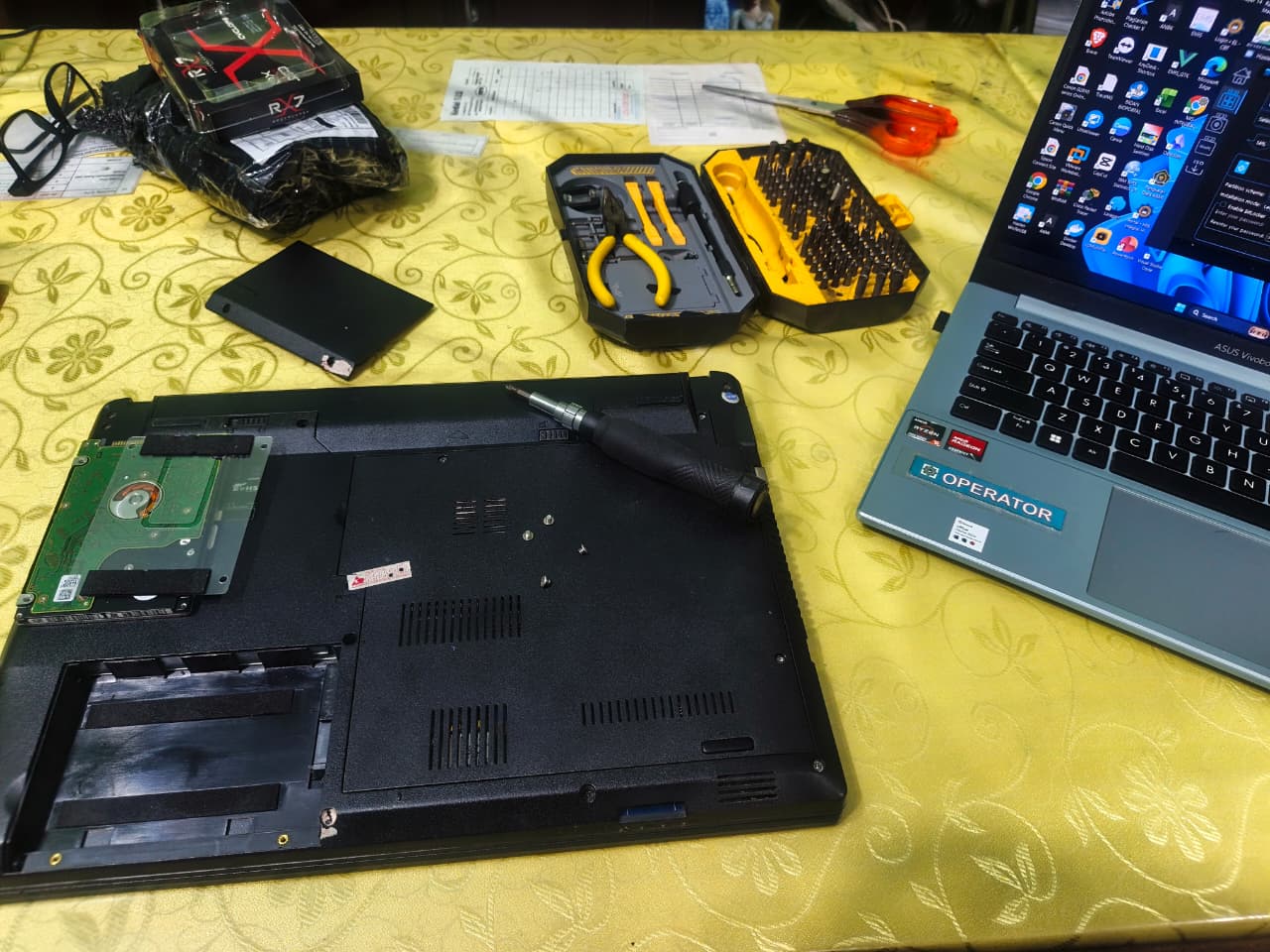 Proses teardown motherboard dan penggantian modul keyboard internal