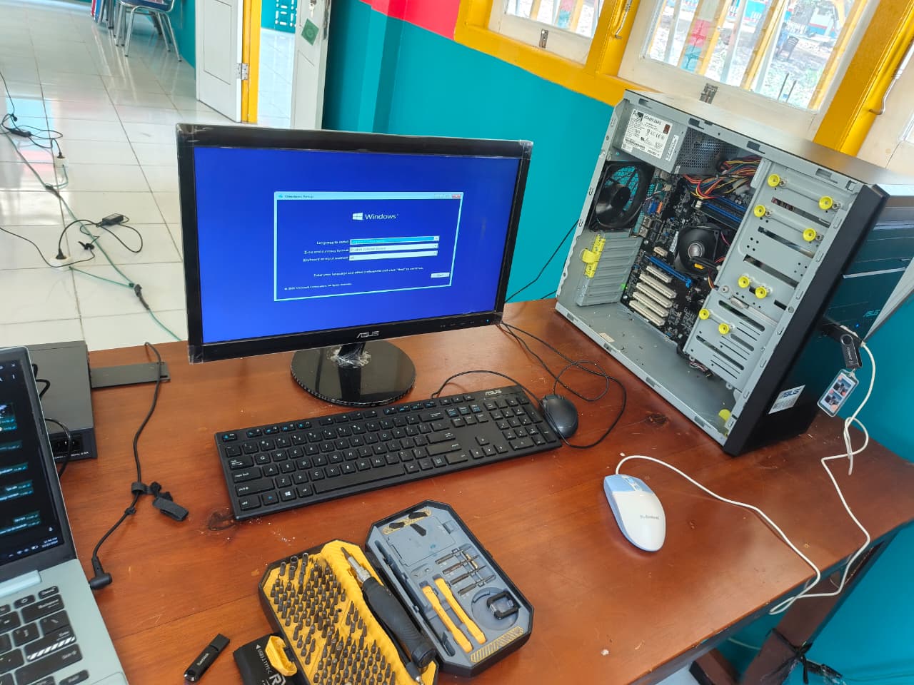 Workstation komputasi lokal untuk menjalankan model AI secara aman